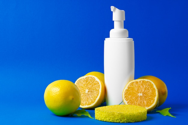 Bottiglia di cosmetici per la cura della pelle con limoni a fette