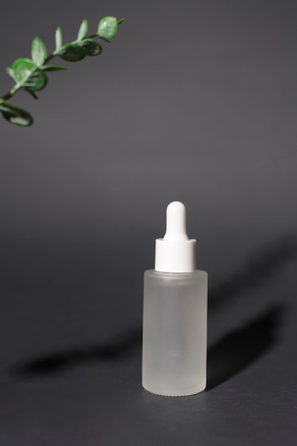 Bottiglia di crema idratante su sfondo nero studio di imballaggio e concetto di bellezza per la cura della pelle