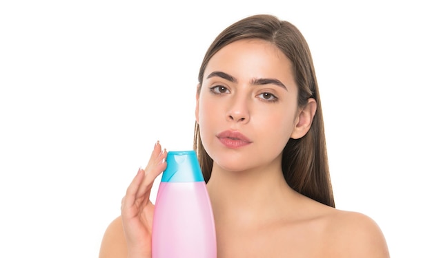 Bottiglia di gel doccia per giovane donna isolata su sfondo bianco con spazio di copia cheratina