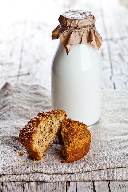 Bottiglia di latte e pane appena sfornato