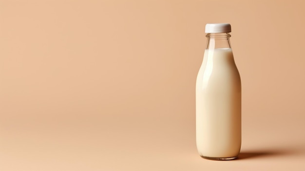 Bottiglia di latte su sfondo beige