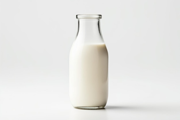 Bottiglia di latte sullo sfondo bianco