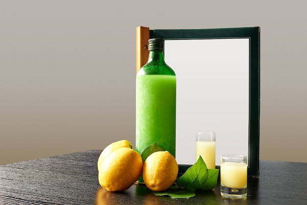 Bottiglia di limoncello con bicchieri e menu di ordinazione