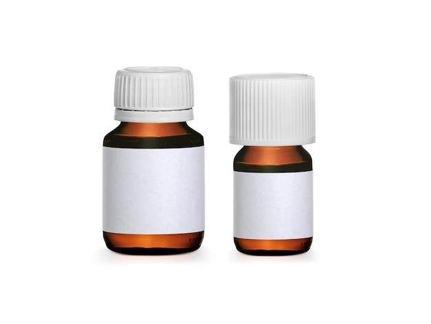 Bottiglia di medicina marrone con etichetta isolata su sfondo bianco