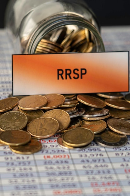 Bottiglia di monete con segno RRSP Concetto di pensionamento e risparmio