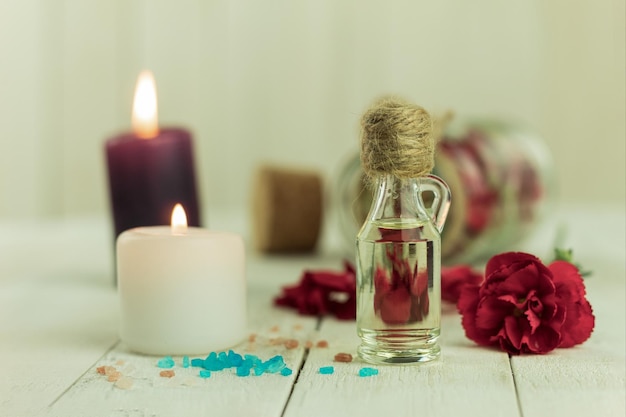 Bottiglia di olio aromatico e candele aromatiche sullo sfondo con spazio per il testo