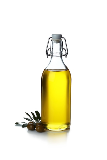 Bottiglia di olio d'oliva e olive isolate su bianco