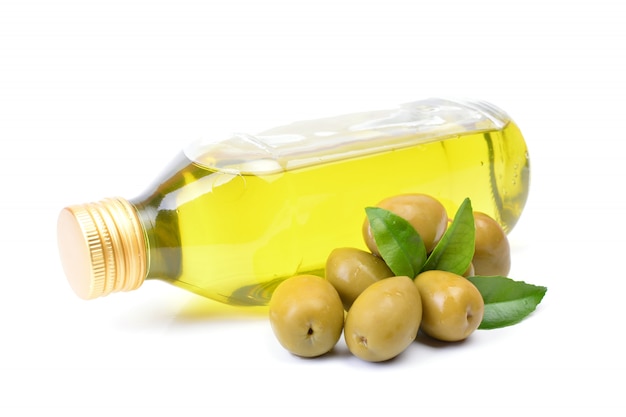 Bottiglia di olio d'oliva e olive su bianco