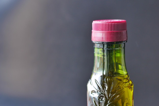 Bottiglia di olio d'oliva su sfondo nero