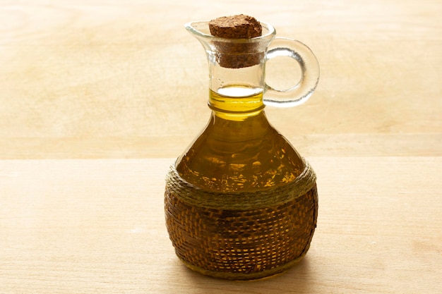 Bottiglia di olio d'oliva su tavola di legno