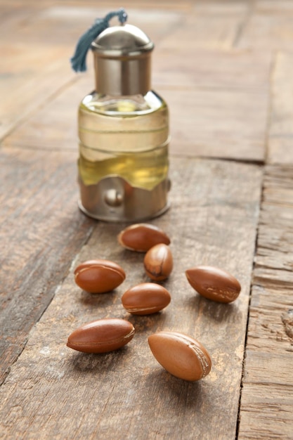 Bottiglia di olio di argan e noci