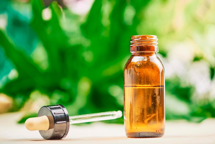 Bottiglia di olio di canapa CBD di olio di cannabis contro la pianta di marijuana Medicina alternativa per il trattamento delle erbe