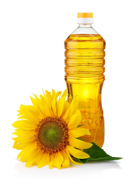 Bottiglia di olio di girasole con fiore isolato su bianco