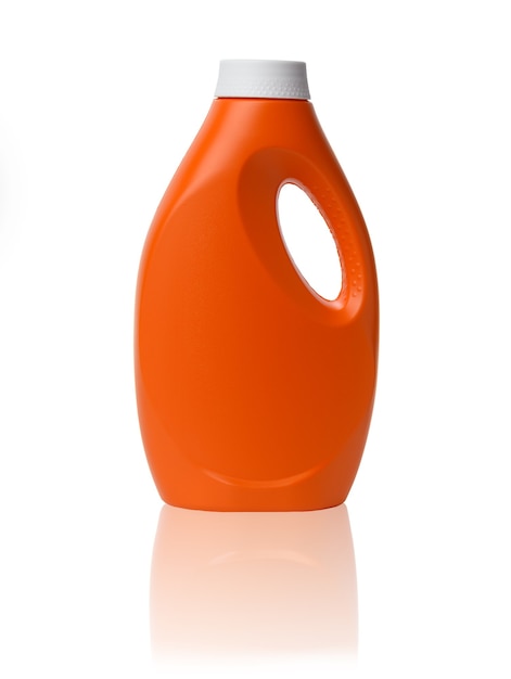 Bottiglia di plastica arancione per detersivo liquido per bucato isolata su superficie bianca, primo piano