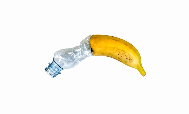 Bottiglia di plastica e banana isolati su sfondo bianco. Persone che mangiano cibo inquinato. Problema ambientale. Disastro ecologico. Problema di riciclaggio.