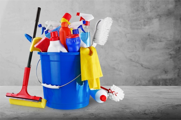 Bottiglia di plastica, spugna per la pulizia e guanti