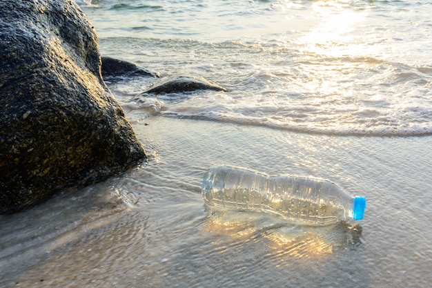 Bottiglia di plastica sulla spiaggia