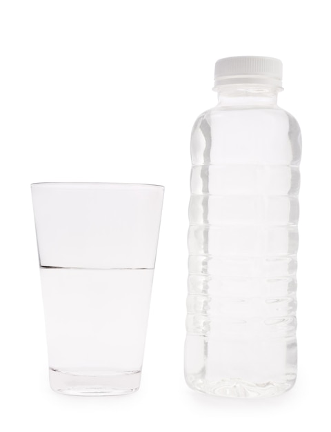 Bottiglia di plastica trasparente e vetro con acqua isolata