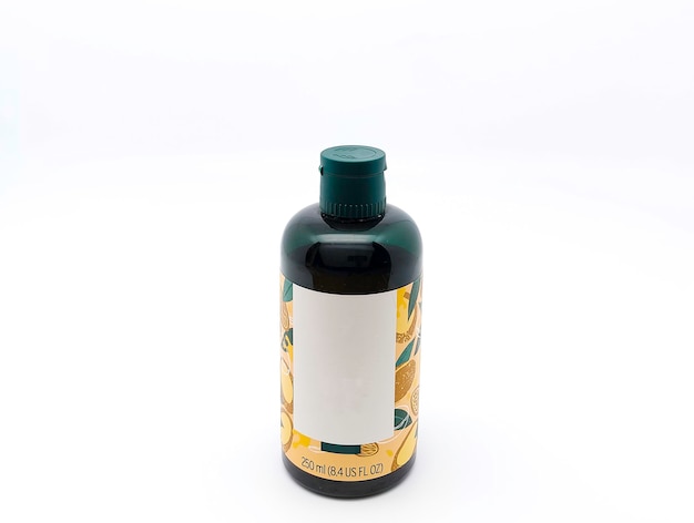 Bottiglia di plastica verde scuro da 250 ml con motivo naturale isolato su bianco Flacone di prodotto essenziale per il bagno