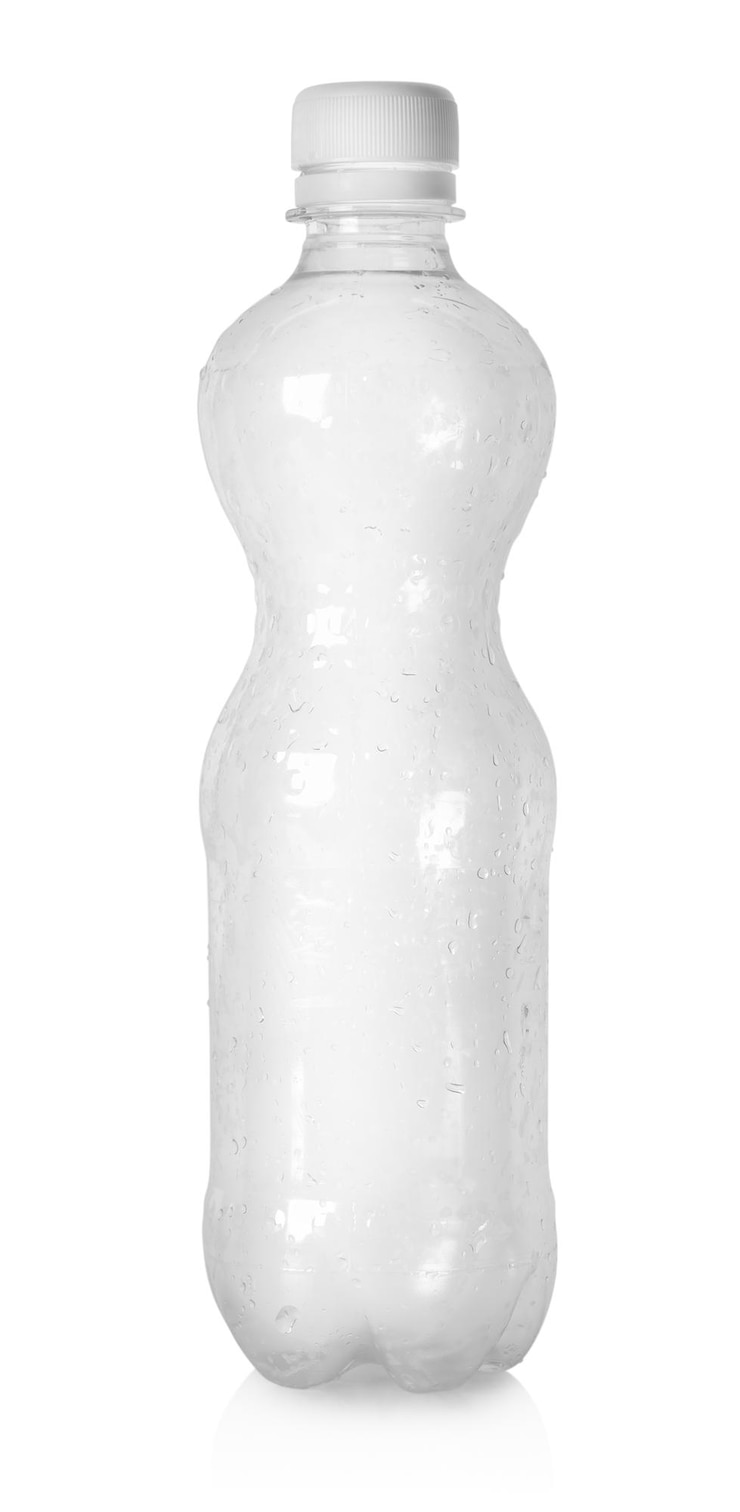 Foto bottiglia di plastica vuota isolata su uno sfondo bianco