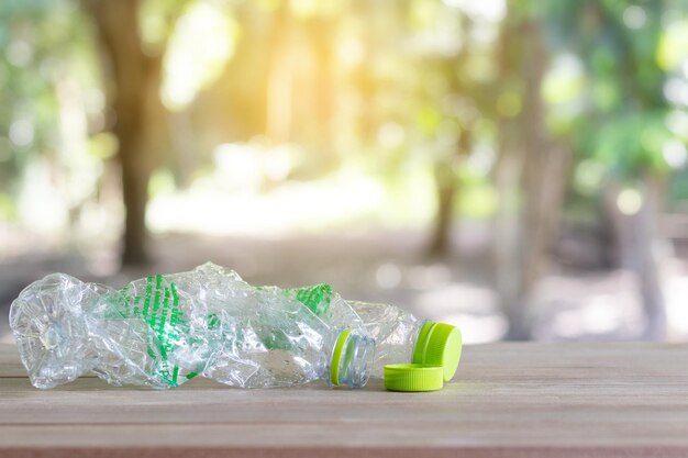 Bottiglia di plastica vuota trasparente su un tavolo di legno