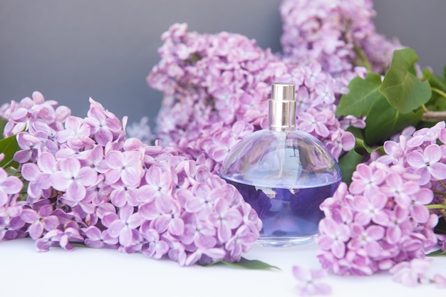 Bottiglia di profumo a cerchio viola decorato con fiori lilla