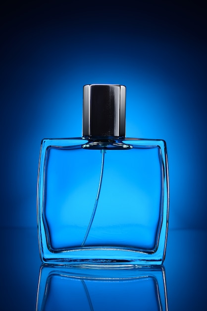 Bottiglia di profumo blu