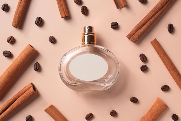 Bottiglia di profumo con chicchi di caffè e bastoncini di cannella Concetto di profumi e cosmetici costosi Essenza femminile