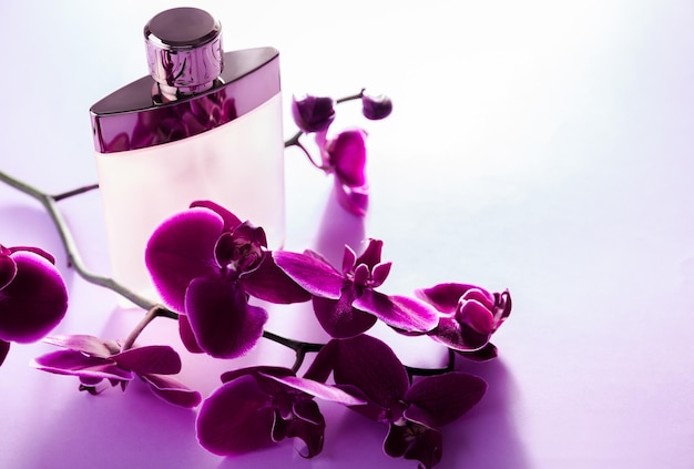 Bottiglia di profumo con orchidea