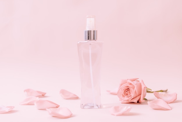 bottiglia di profumo con petali di rosa