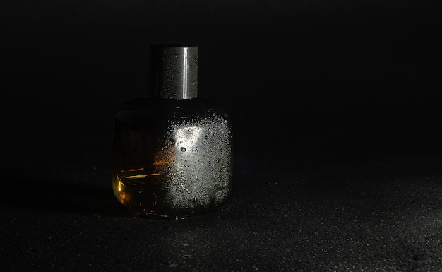 bottiglia di profumo di lusso su sfondo nero