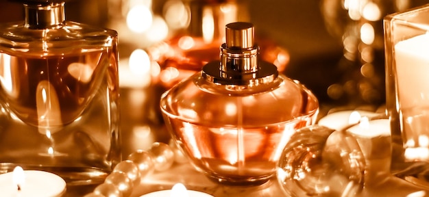 Bottiglia di profumo e fragranze vintage sul tavolo da toeletta glamour di notte perle gioielli e eau de parfum come regalo di vacanza marchio di bellezza di lusso presente