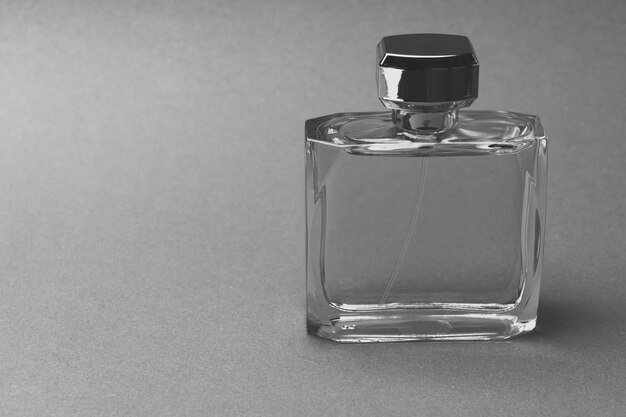 Bottiglia di profumo maschile da vicino, foto di moda concettuale in bianco e nero. Con posto per il tuo testo.