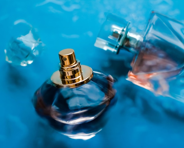 Bottiglia di profumo sotto l'acqua blu mare dolce profumo costiero come fragranza glamour e prodotto eau de parfum come regalo di vacanza marchio di bellezza spa di lusso presente