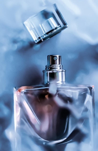 Bottiglia di profumo sotto l'acqua blu mare dolce profumo costiero come fragranza glamour e prodotto eau de parfum come regalo di vacanza marchio di bellezza spa di lusso presente