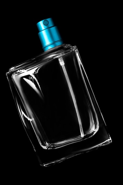 Bottiglia di profumo su nero