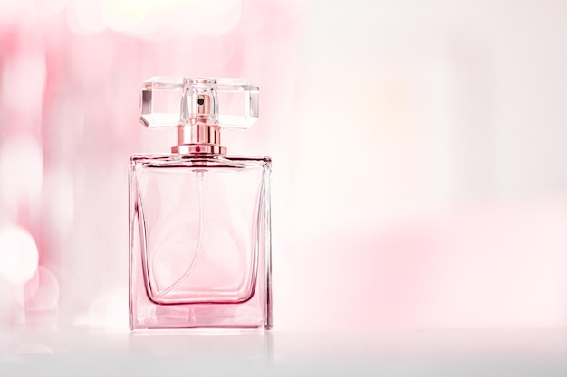 Bottiglia di profumo su sfondo glamour fragranza floreale femminile ed eau de parfum come regalo di lusso per le vacanze cosmetici e marchio di bellezza presente