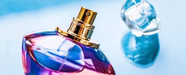 Bottiglia di profumo su sfondo lucido profumo floreale dolce fragranza glamour e eau de parfum come holida...