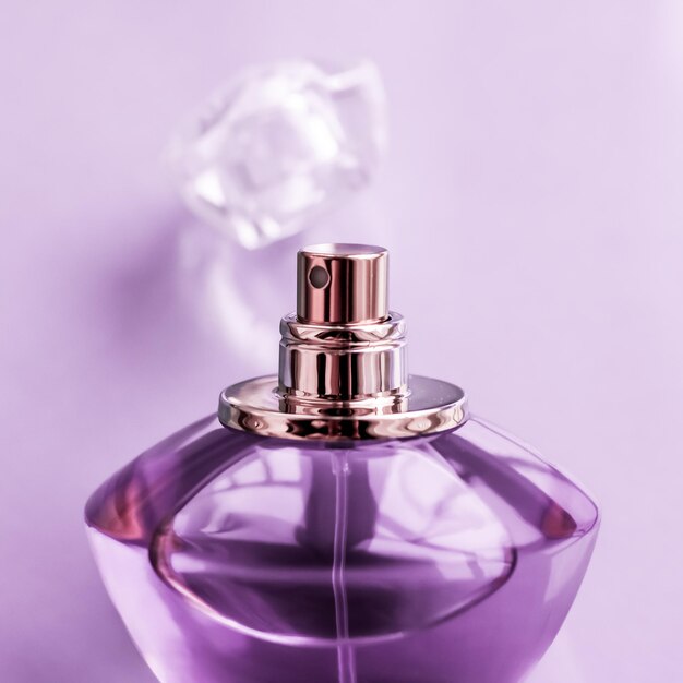 Bottiglia di profumo viola su sfondo lucido profumo floreale dolce fragranza glamour ed eau de parfum come regalo di festa e design del marchio di cosmetici di bellezza di lusso