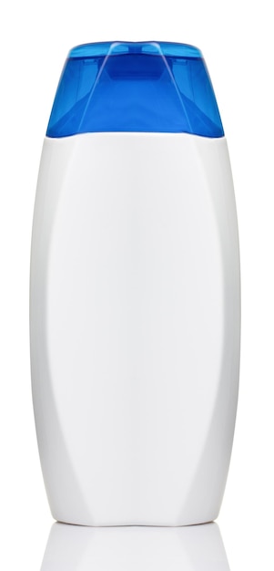 Bottiglia di shampoo bianco con tappo blu su sfondo bianco si chiuda