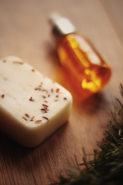 Bottiglia di siero di olio e sapone naturale fatto a mano a base di erbe prodotto di bellezza e cura della pelle