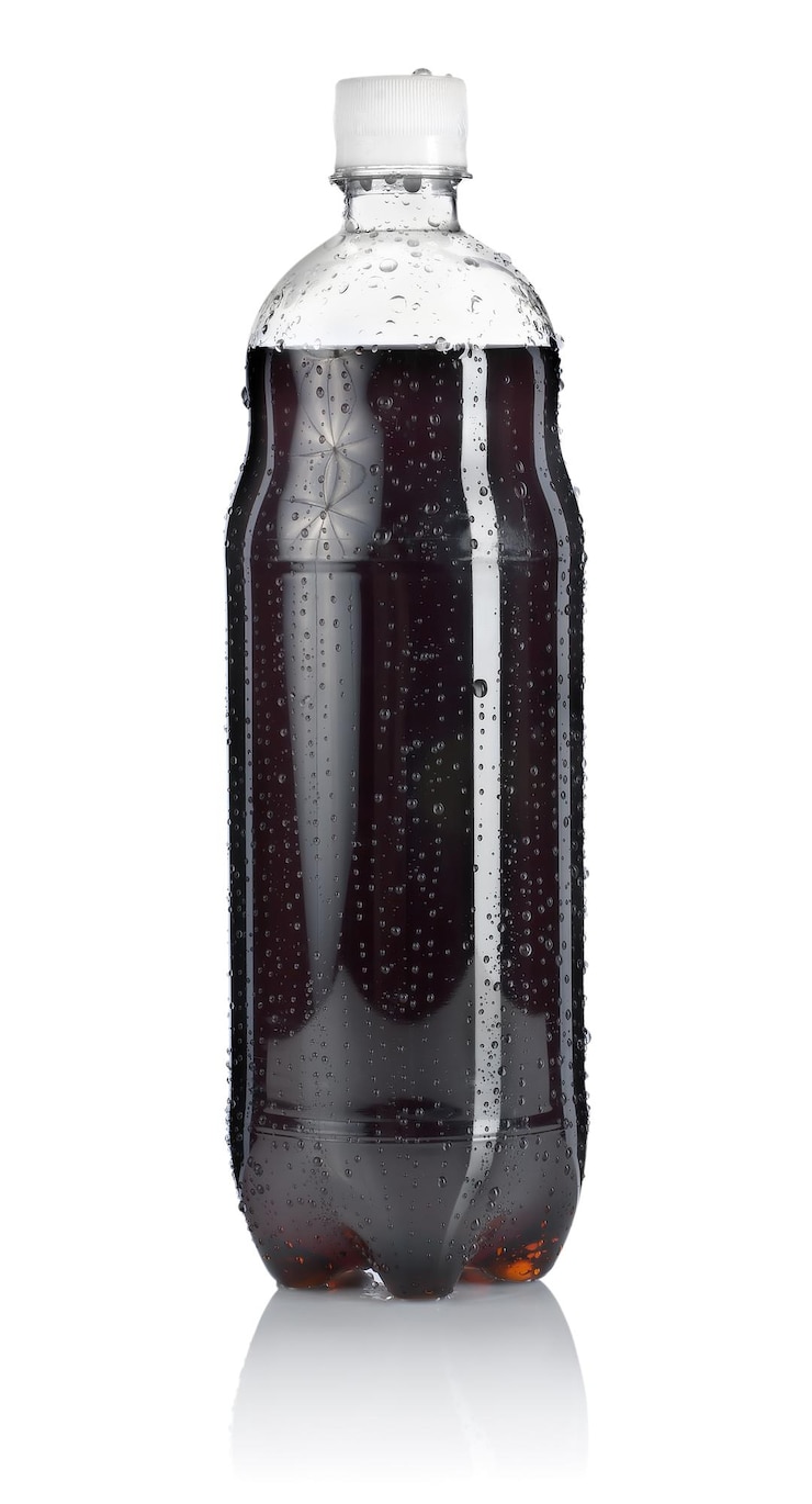 Foto bottiglia di soda isolato su uno sfondo bianco. tracciato di ritaglio