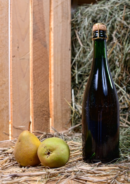 Bottiglia di succo di pera con due pere