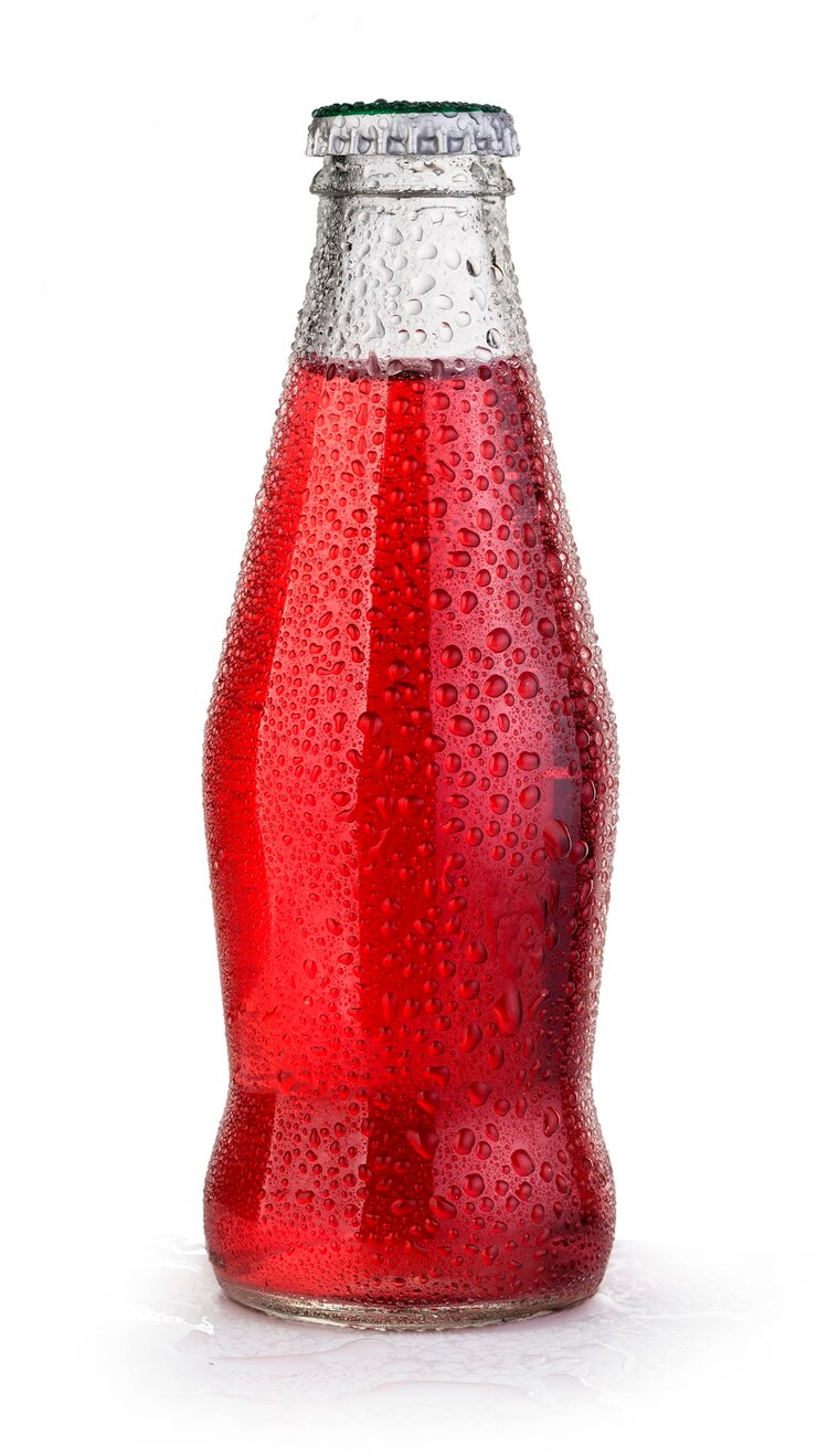 Foto bottiglia di succo rosso su bianco isolato