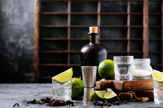 Bottiglia di tequila e bicchieri con lime