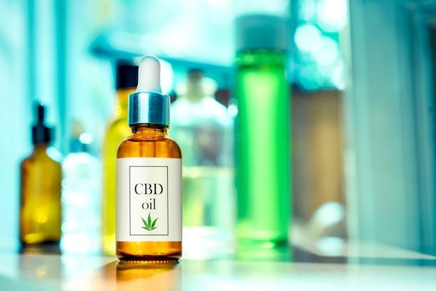 Bottiglia di vetro CBD OIL, tintura con etichetta sull'olio di cannabis da laboratorio