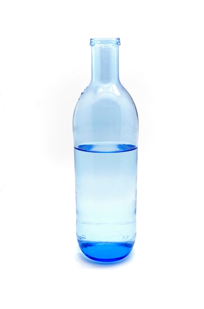 Bottiglia di vetro di acqua minerale isolata su bianco