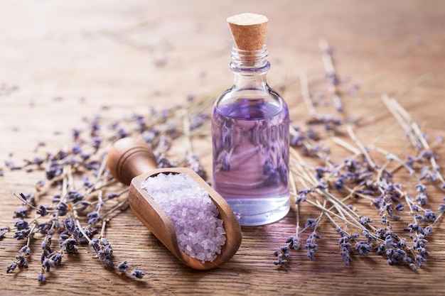 Bottiglia di vetro di olio essenziale di lavanda e sale da bagno viola con fiori di lavanda essiccati