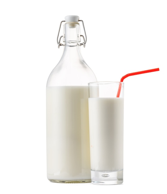 Bottiglia di vetro e tazza di latte fresco isolato su bianco