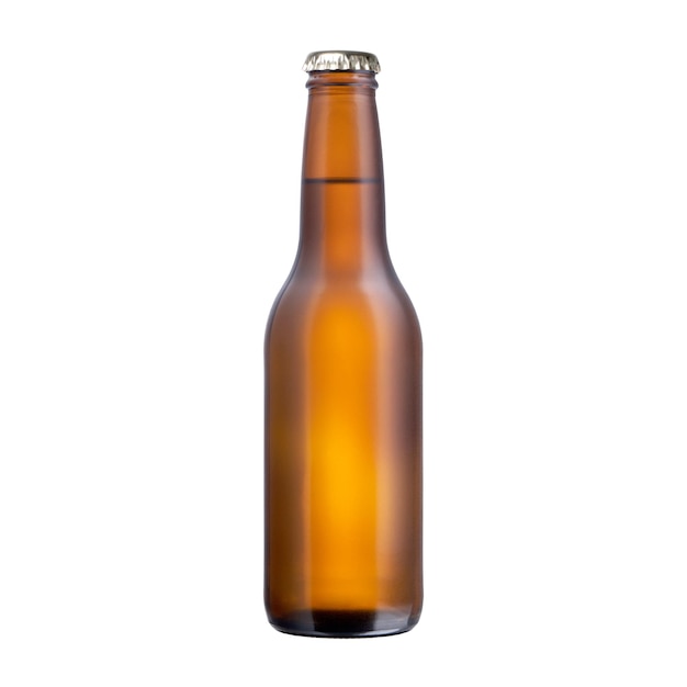 Bottiglia di vetro marrone piena di birra con tappo isolato su sfondo bianco
